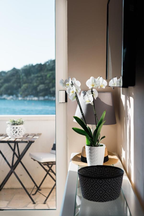 Accommodation Triton Lastovo Bagian luar foto