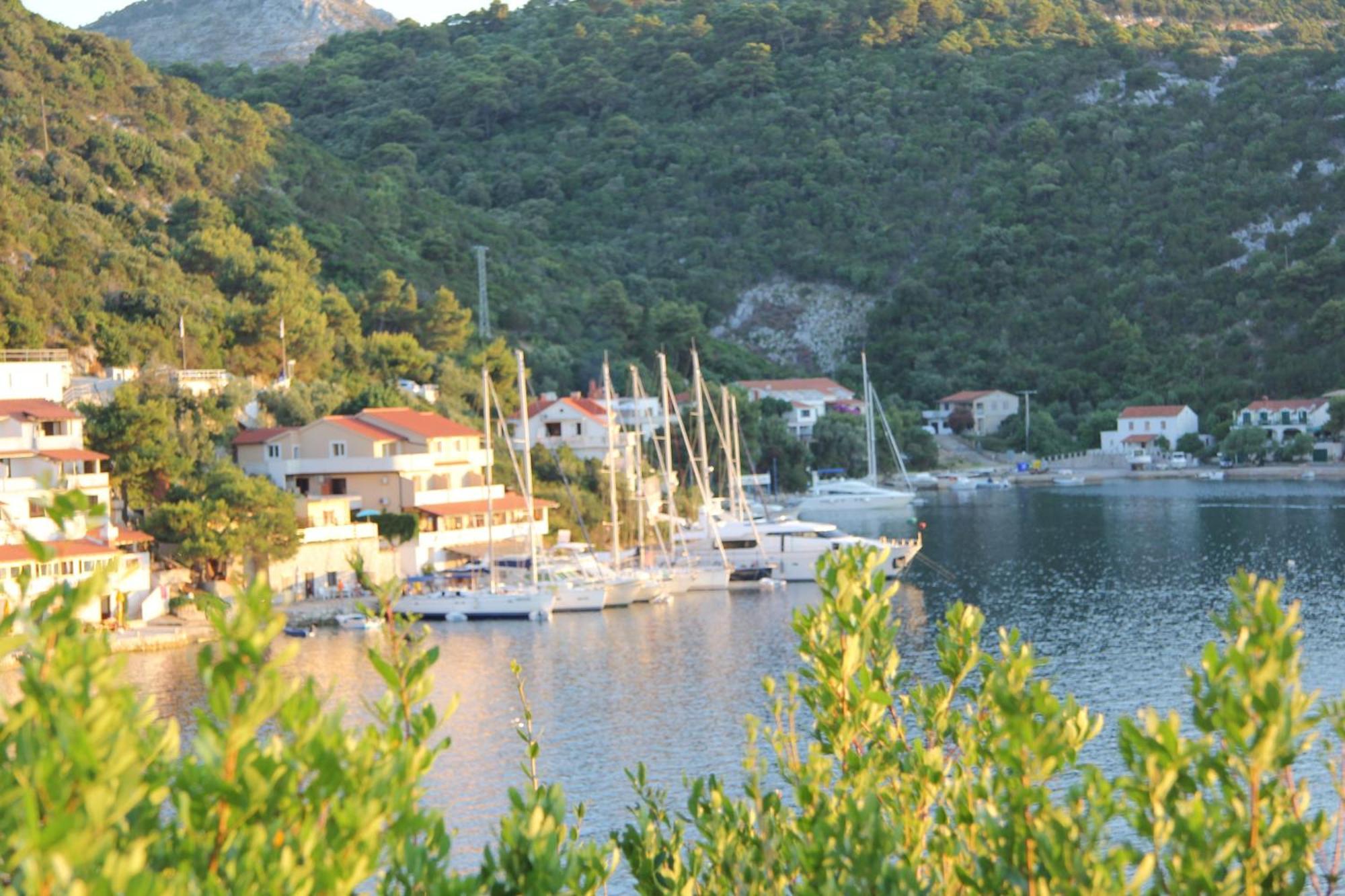 Accommodation Triton Lastovo Bagian luar foto