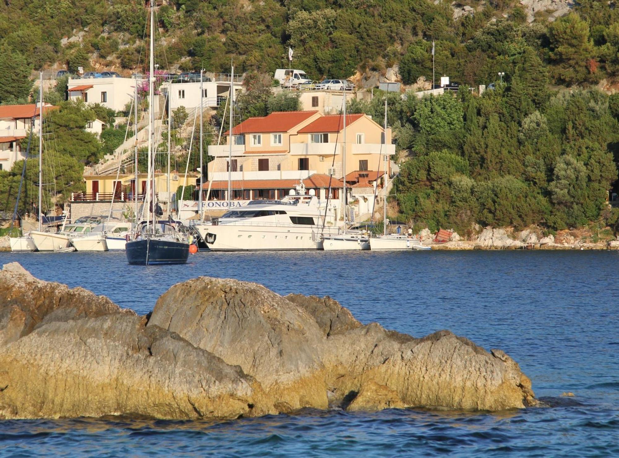 Accommodation Triton Lastovo Bagian luar foto